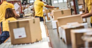 Correios cortam benefício de Natal de R$ 2,5 mil e revoltam carteiros. Entenda!