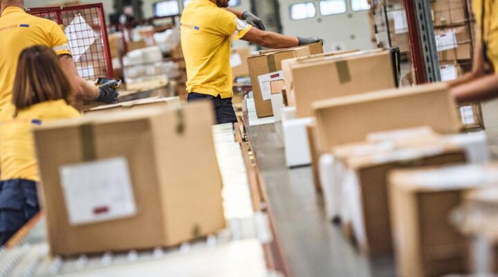 Correios cortam benefício de Natal de R$ 2,5 mil e revoltam carteiros. Entenda!