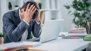 Crise Fiscal em 2026: Carga Tributária Crescente e Cortes de Benefícios Ameaçam a Recuperação Econômica