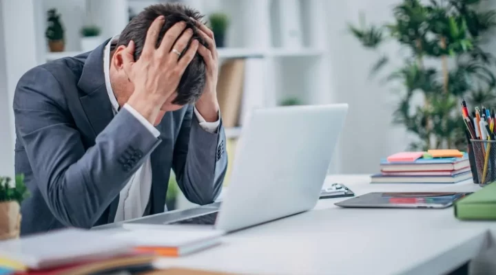 Crise Fiscal em 2026: Carga Tributária Crescente e Cortes de Benefícios Ameaçam a Recuperação Econômica