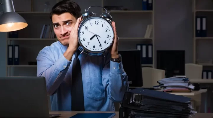 O Fim da Escala 6×1? Analisando a Lei 13.467/2017 e Projetos de Lei em Tramitação