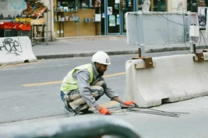 Estudo do MTE: Acidentes de trabalho saltam 65,8% entre 2020-2025; 806.011 ocorrências e 3.644 mortes expõem riscos em saúde, transporte e construção
