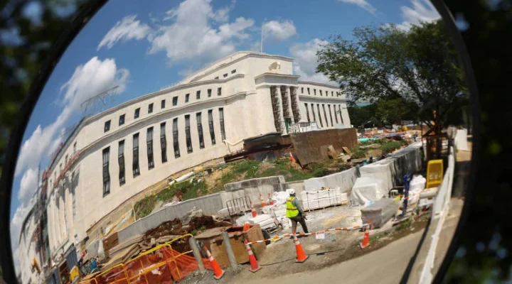Investimentos em IA entram no radar do Fed: Autoridades alertam para riscos de endividamento e bolha no setor de inteligência artificial