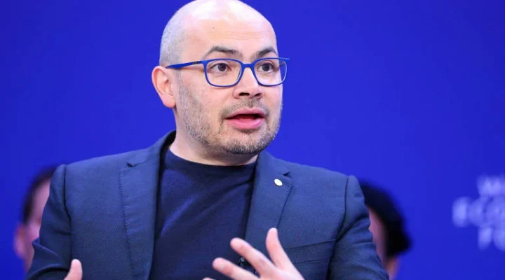 Google muda comando e busca foco mais preciso em IA após saída de Demis Hassabis e debandada de mestre da engenharia para criar startup rival